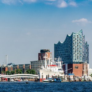 Hamburger Hafen mit Elbphilharmonie