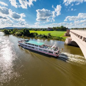 Schifffahrt auf der Weser am Wasserstraßenkreuz Minden